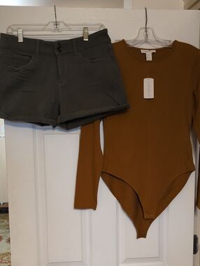 *Outfit* NWT Forever 21 bodysuit (L) And SO Shorts (13)